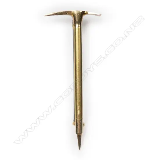 G & T Young Ltd. (Dunedin) 15ct gold mountaineers axe brooch,